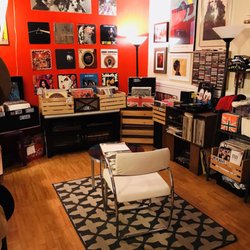 Freddys Antiques & Estate Jewlery - Lounge record area lots of vinyls come relax and here your Lps huge selection