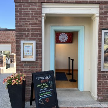 Hanover Scoops - Hanover Scoops front entrance - Ice Cream & Frozen Yogurt Near Me - Hanover, New Hampshire