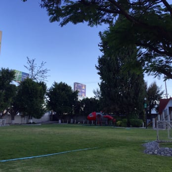 Holiday Inn Express - Green space/soccer field/play area for children - Hotels Near Me - Santiago de Querétaro, QUE