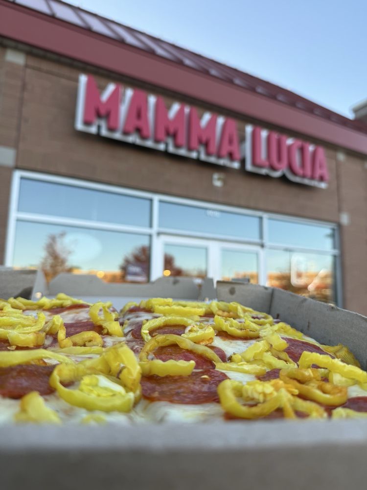Mama Lucia Pizza Logo