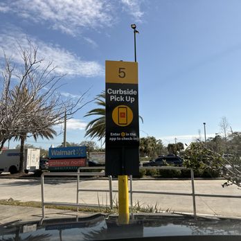 McDonald's - a parking sign in a parking lot - Fast Food Near Me - Largo, Florida