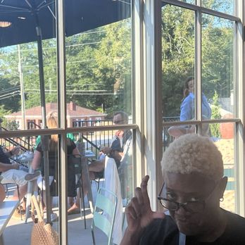 Roberto's Deluxe - The outdoor seating area - Desserts Near Me - Woodstock, Georgia