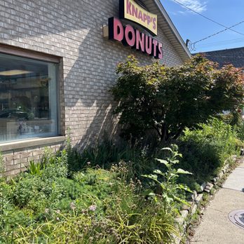 Knapp's Donut Shop - the front of the building - Donuts Near Me - Rochester, Michigan