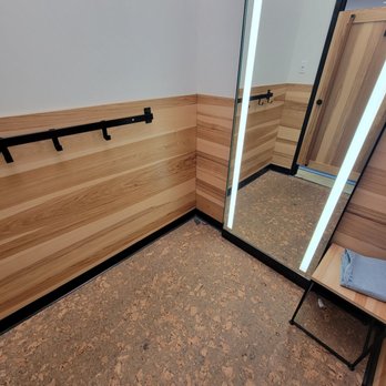 Levi's - Wheelchair accessible changing rooms - Men's Clothing Near Me - San Diego, California Levi's - Wheelchair accessible changing rooms - Men's Clothing Near Me - San Diego, California