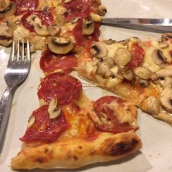 Gran Sasso - Pizza Enro (scharfe Salami und Pilze) - Hammer
