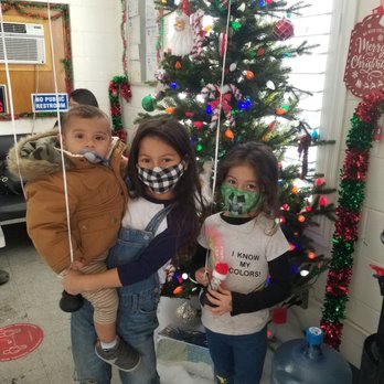 Advanced Auto Smog Star - Enjoying  Christmas  With Customers  While waiting For Smog - Smog Check Stations Near Me - Glendora, California