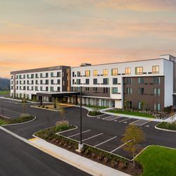 Courtyard Kodak Sevierville - Modern Courtyard by Marriott hotel with sleek design, spacious parking, and welcoming ambiance in a serene setting.