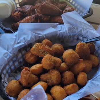 Hub Stacey's - Buffalo wings and appetizer sampler - Sports Bars Near Me - Pensacola, Florida Hub Stacey's - Buffalo wings and appetizer sampler - Sports Bars Near Me - Pensacola, Florida