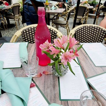 Cody's La Jolla - All the tables felt bright and fresh with cool colors and flowers. - Breakfast & Brunch Near Me - La Jolla, California