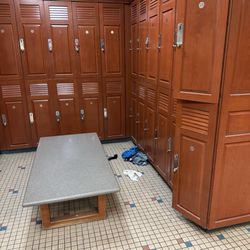 Esporta Fitness - Locker room trashed