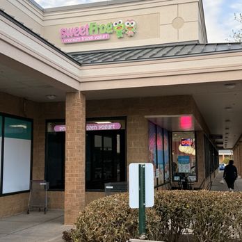 SweetFrog Premium Frozen Yogurt - Exterior - Ice Cream & Frozen Yogurt Near Me - Springfield, Virginia