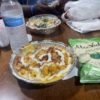 Roni's Mac Bar - Mac and Cheese with breaded chicken and Bag of Chips - Barbeque Near Me - Waco, Texas