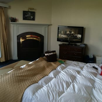 Nordic Village Resort - penthouse king bed room - Resorts Near Me - Jackson, New Hampshire