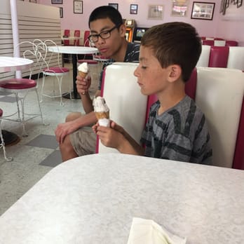 Loard's Ice Cream - This place ... I love the ice cream here .. Brownie with ice cream lol - Ice Cream & Frozen Yogurt Near Me - Alameda, California