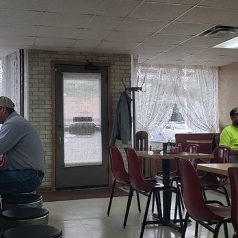 Dottie's Cafe - customers sitting at the counter - American Near Me - Dubuque, Iowa