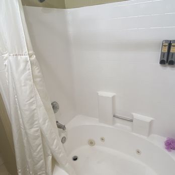 Casablanca Inn - Clean, well-pressurized bathtub/shower. - Hotels Near Me - San Clemente, California