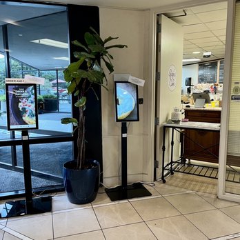 Gigi's Cafe - the entrance to the restaurant - Breakfast & Brunch Near Me - Burlingame, California