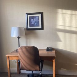 Inn at Cross Keys Station - Work desk has no power or USB.