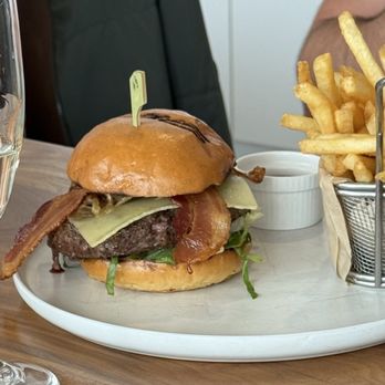 Restaurant 917 - 917 burger - New American Near Me - Carson, California