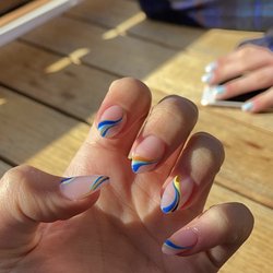 La Boheme Nail Salon - Nails multicoloured squiggle design