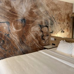 Cambria Hotel Phoenix Chandler - Fashion Center - Standard king room, work desk behind the bed