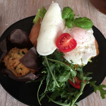 Crème - salmon & poached eggs on bread - Coffee & Tea Near Me - 's-Hertogenbosch, New Brunswick