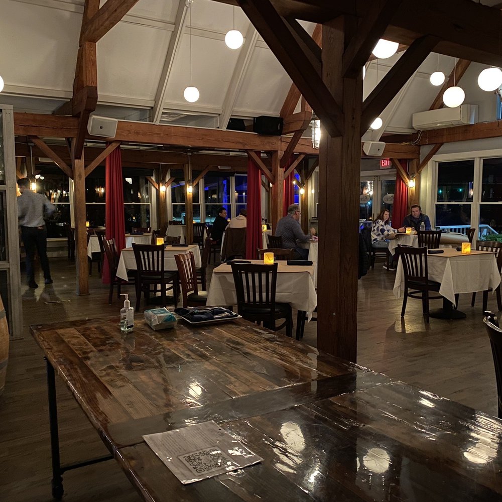 Cowfish - Inside dining - New American Near Me - Hampton Bays, New York