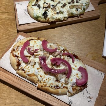 Barrel 33 - Mushroom Flatbread and BBQ Chicken Flatbread - Wine Tasting Room Near Me - Big Bear Lake, California