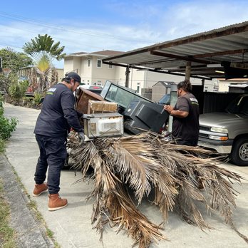 Hawaii Junk Removal - Our house is not easy to access with a large truck, so they used a smaller truck to shuttle items from our house to the larger truck. - Junk Removal & Hauling Near Me - Honolulu, Hawaii Hawaii Junk Removal - Our house is not easy to access with a large truck, so they used a smaller truck to shuttle items from our house to the larger truck. - Junk Removal & Hauling Near Me - Honolulu, Hawaii