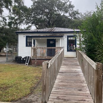 Maggie & Me - Back entrance - Women's Clothing Near Me - Bluffton, South Carolina