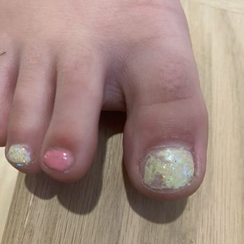 US Nails - Newly painted, chipped nails - Nail Salons Near Me - Munster, Indiana