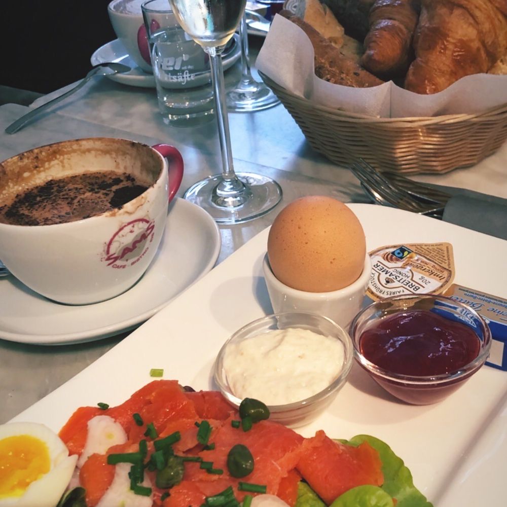 Sams - Lachsfrühstück - smoked salmon breakfast with Prosecco (you have option of Prosecco or OJ) (16.95€). - Beer Hall Near Me - Freiburg, BW