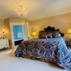 Breese Inn - The Breese Inn's Executive Room w/ private bath, upgraded amenities, Keurig Coffee Maker, Smart TV, work desk & complimentary WIFI