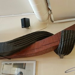 Café des Boulangers - La sculpture "Le Couple". Une seule pièce, taillée à la tronçonneuse.