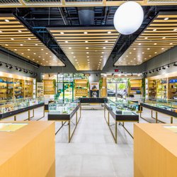 Bluntly Smoke Shop & Cafe'