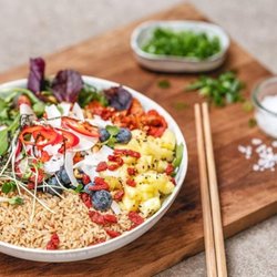 Wild & Raw - Welche Toppings wählt ihr am Liebsten für eure #colourbowl? Wir finden, der richtige Mix aus Süße und Schärfe ist das A und O der Poké Bowl!