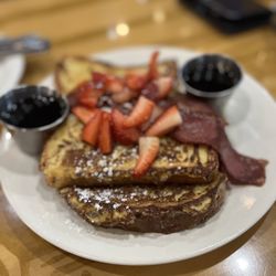Sunrise Memphis - French toast with turkey bacon