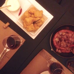 Cabernet Butiquim - Polenta frita com fonduta e linguiça com cebola roxa