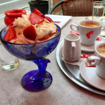 Cafe Ramsauer - Erdbeerbecher und großer Brauner - Cafes Near Me - Bad Ischl, 4