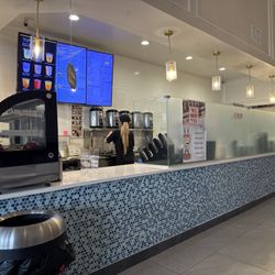 Ding Tea Duluth - Counter and lots of options