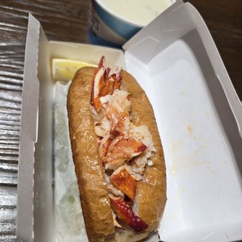 Mason's Famous Lobster Rolls - Seattle - Connecticut Lobster Roll - Seafood Near Me - Seattle, Washington