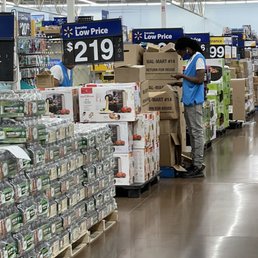 This is the average Walmart employee here. They've been looking at their phones the whole time. This is the average Walmart employee here. They've been looking at their phones the whole time.
