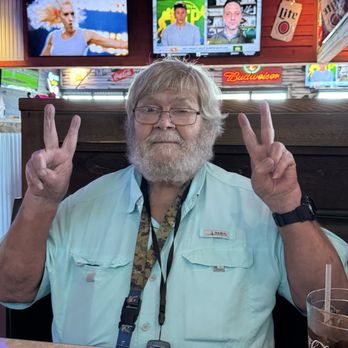 Bubba's 33 - Grooving to the tunes with Dennis! - American Near Me - Wesley Chapel, Florida