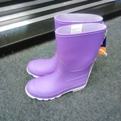 CVS Pharmacy y más - Kids sz 3 still fit a ladies sz 6 - only $9.99 :)