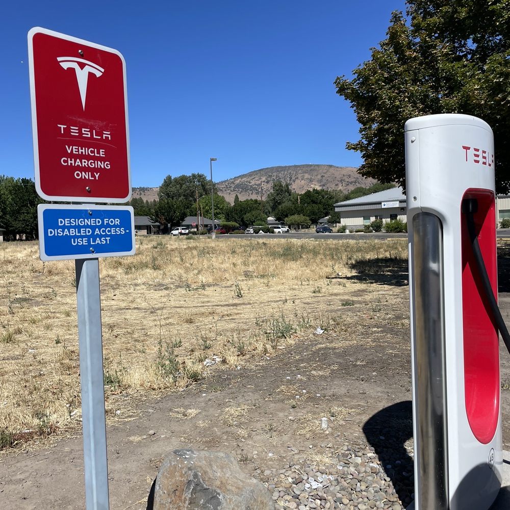 Tesla Supercharger - Klamath Falls - Vehicle charging only - EV Charging Stations Near Me - Klamath Falls, Oregon