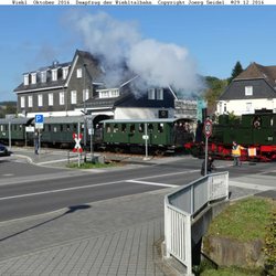 Bahnhof - Der Dampfzug fährt in den Bahnhof Wiehl ein.