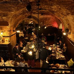 Melker Stiftskeller - How can a restaurant this full be lower than 4.5 stars?