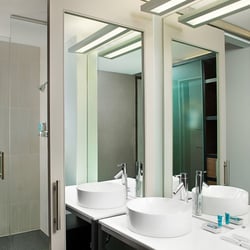 Aloft by Marriott Cleveland Beachwood - Bathroom
