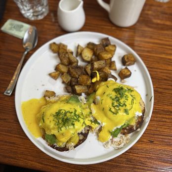Valentinas Kitchen - Crab Eggs Benedict - Breakfast & Brunch Near Me - American Canyon, California Valentinas Kitchen - Crab Eggs Benedict - Breakfast & Brunch Near Me - American Canyon, California