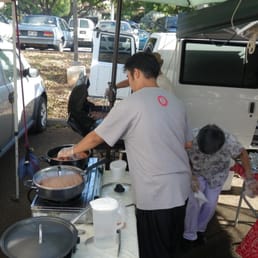 Kukui Sausage Co. cooking 'em fresh at the KCC farmer's market.